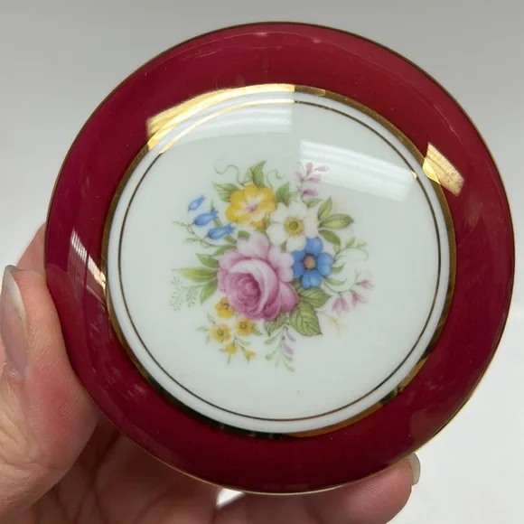 Vintage Limoges France porcelain dresser /trinket box - Picture 3 of 8